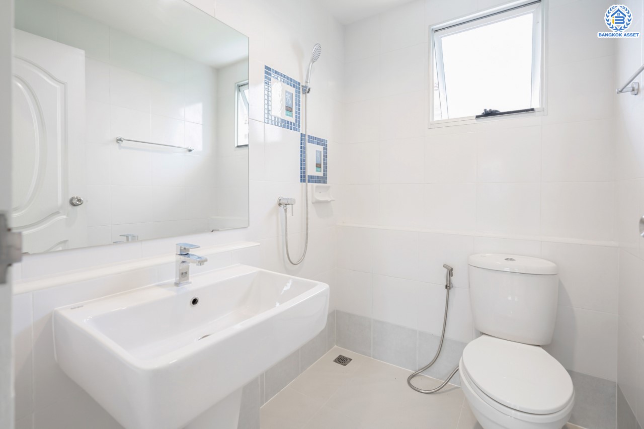 บ้านมือสองตกแต่งใหม่ แบรนด์ L&H ม.พฤกษ์ลดา ติวานนท์-ราชพฤกษ์ เนื้อที่ 52.6 ตร.ว. ฟังก์ชัน 3 ห้องนอน 2 ห้องน้ำ จอดรถได้ 2 คัน บนทำเลติดใหญ่ ถนน 345 ต่อเนื่อง ถ.ราชพฤกษ์ เชื่อมต่อหลายเส้นทาง ใกล้ทางด่วน "ศรีสมาน"